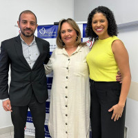 Thiago Camargo e Érika Santos da Anahp com Jacqueline Rodovalho, CEO do H. do Coração de Goiás (meio)